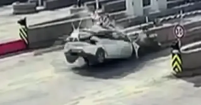 Kuzey Marmara Otoyol gişesinde feci kaza kamerada VİDEO İZLE