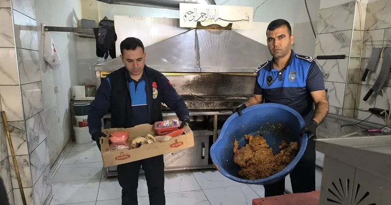 Şanlıurfa da gıda operasyonu: Onlarca kilo ele geçirildi! Bozuk tavuklar, tavuktan kebaplık kıymalar...