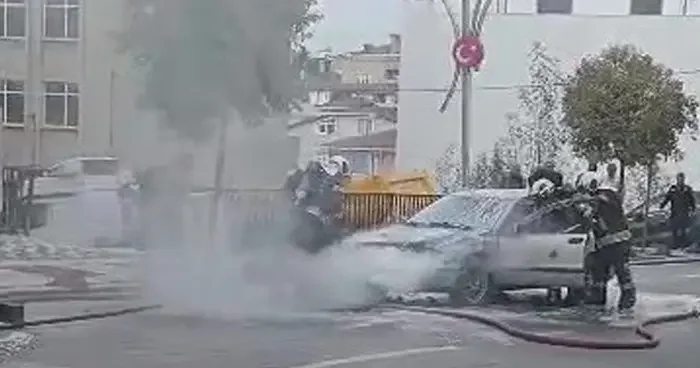 Seyir halindeki otomobilin motorunda yangın
