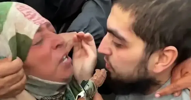 Filistinli tutsak annesine kavuştu: Sen varken ben şekeri ne yapayım VİDEO İZLE