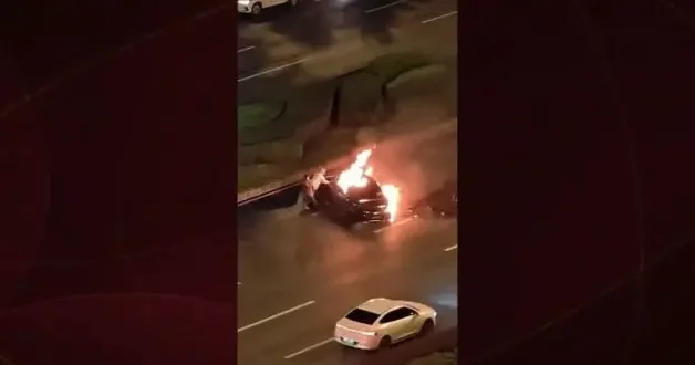 Alev alan aracın kapısı kilitlendi, şoför can verdi: Dev markanın hisseleri çakıldı!