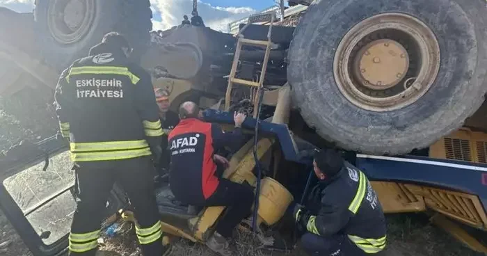 Devrilen iş makinesi altında can pazarı: Operatör güçlükle kurtarıldı