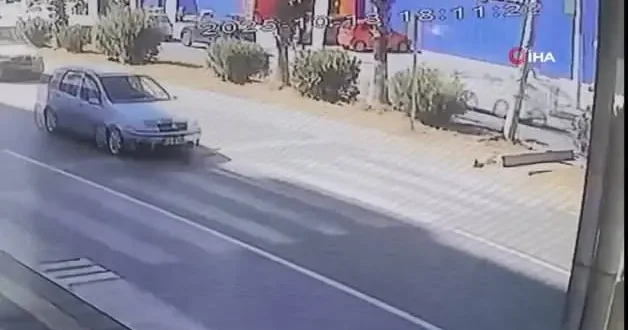 Süratli sürücü yaya geçidinde öğrenciye çarptı