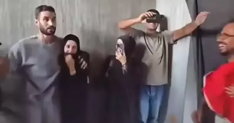 Serbest bırakılan Filistinli gazetecinin ailesine kavuştuğu anlar, kameralara yansıdı
