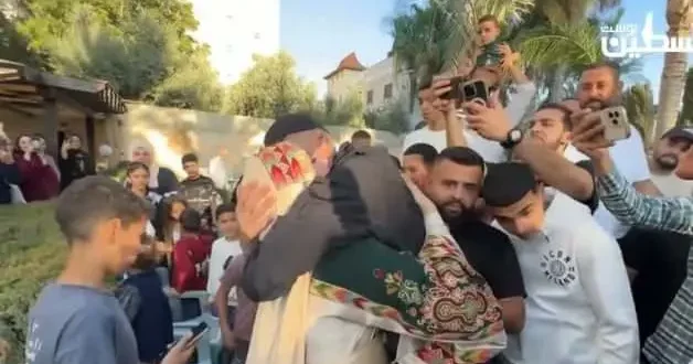 Genç kızını 20 yıllık baba hasreti son buldu! O anlarda herkes gözyaşlarını tutamadı