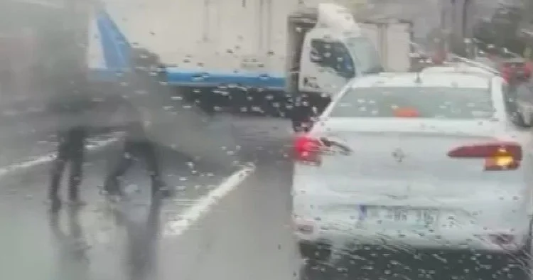 Beylikdüzü nde yağmur kazası: Kamyonet bariyerlere çarptı, trafik kilitlendi