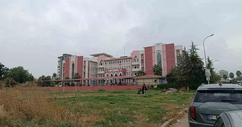 Ortaokulda kız öğrenci sınıf arkadaşını bıçakladı! Okula 1 gün ara verildi