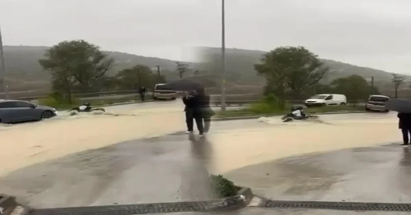 Motosikletiyle beraber suya gömüldü! Vatandaşlar kurtardı
