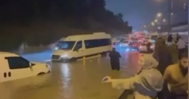 Ümraniye de korku dolu bekleyiş! Şile Otoyolu sele teslim oldu: Araçlar suya gömüldü