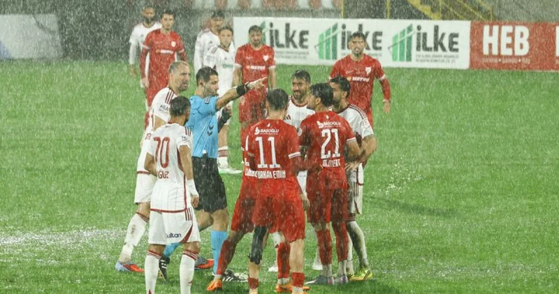 Ümraniyespor Boluspor maçı yağmur nedeniyle ertelendi