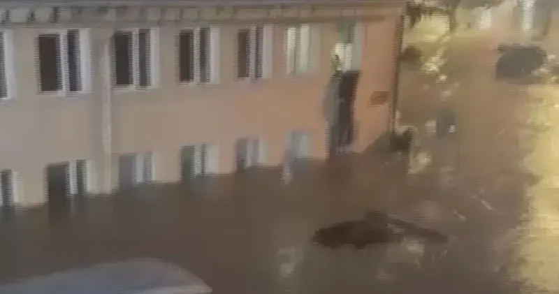 Sarıyer de yağış nedeniyle sürüklenen araçlar kamerada