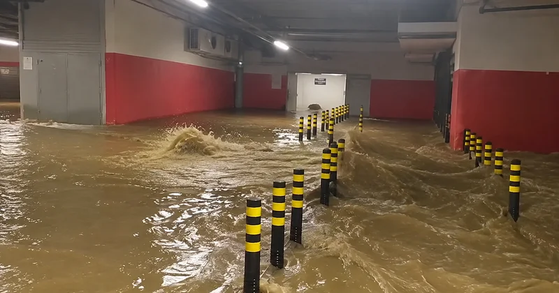İstanbul da lüks plazanın otoparkını su bastı! Tepki gecikmedi