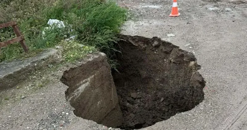Çanakkale’de yol çöktü, tekneler karaya vurdu