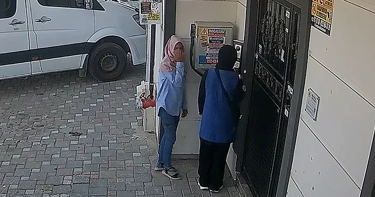Adana da eşarp ve plastik aparatla hırsızlık: Güvenlik kamerası ele verdi