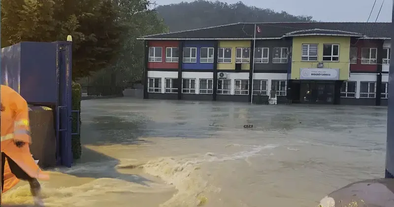 Arnavutköy de yağış nedeniyle Alibey Deresi yola taştı; sular okul bahçesine doldu