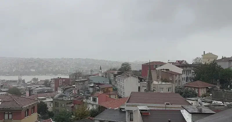 İstanbul da kara bulutların geçişi görüntülendi