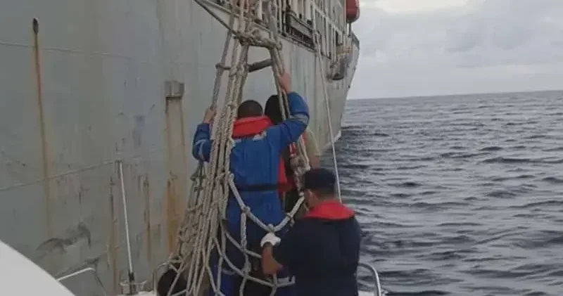 Antalya da Kaş açıklarındaki gemide yaralanan mürettebat tahliye edildi
