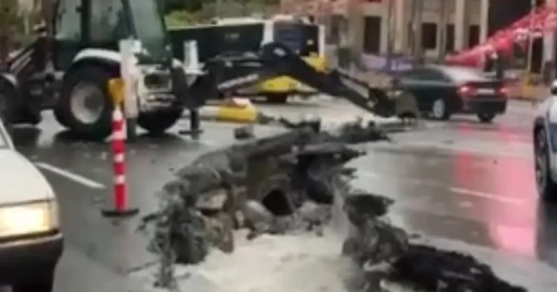 İstanbul u sağanak vurdu: Yol çöktü, trafik kilitlendi