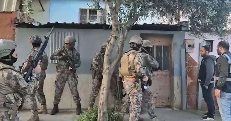 İzmir merkezli FETÖ operasyonu: MİT destekli baskınlarda 21 şüpheli yakalandı