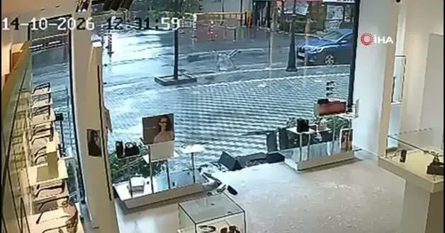 Beylikdüzü nde şiddetli rüzgar dükkanın cam kapısını kırdı