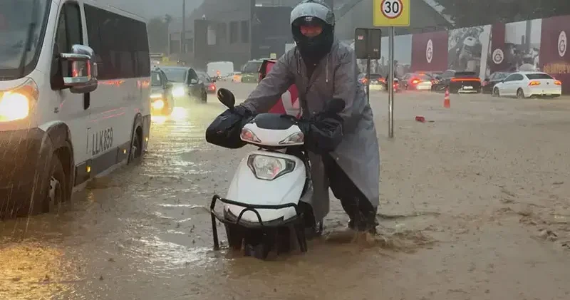 Kağıthane ve Sarıyer de yollar göle döndü; araçlar suyun içinde kaldı