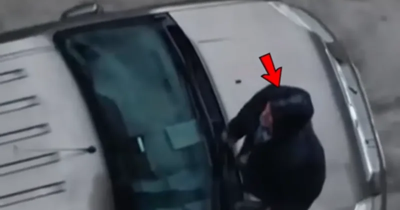 İstanbul’da yollar göle döndü: Bir vatandaş sel sularına kapılmaktan böyle kurtuldu!