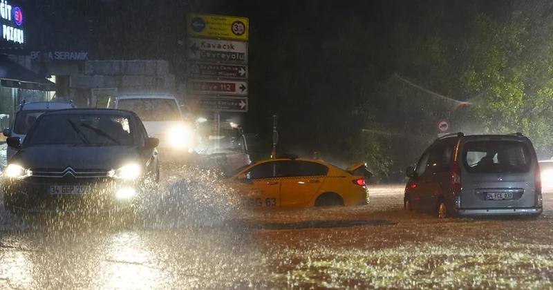 Megakent İstanbul u sağanak vurdu! Yollar taştı su baskınları oldu! Yıllardır böyle bir yağmur görülmedi Sözcü Gazetesi