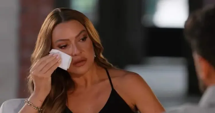Hadise programda gözyaşlarına boğuldu! Hem aile travmasını anlattı hem evlilik sinyali verdi