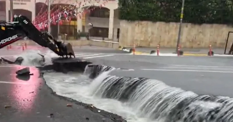Eyüpsultan Belediyesi önündeki yol sağanak yağış sonrası ikiye ayrıldı