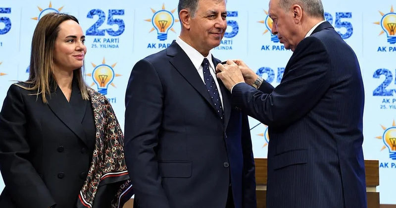 TRT ekranlarından duyurdu! AK Parti rozeti takan Cemil Tugay dan İzmirlilere müjde