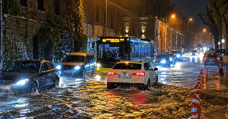 İstanbul da 15 Ekim de okullar tatil edildi! Motosikletlere trafik yasağı, Vali Gül den dışarı çıkmayın uyarısı Son Haberler