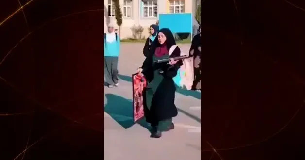 Babası Karabağ da şehit oldu, kızı okula alınmadı! Bakü de vicdanları yaralayan anlar