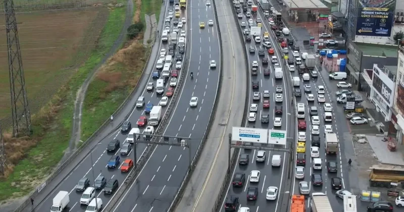 Şelaleyi andıran görüntüler! Yer: Sultangazi Arabalar viyadüklerde yüzüyor... Birçok ilçede trafik milim ilerlemiyor