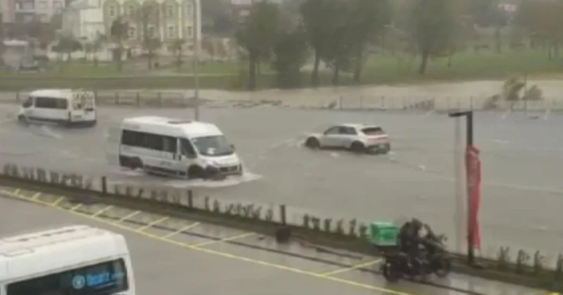 İstanbul da sağanak: Yollar göle döndü, trafik durma noktasına geldi
