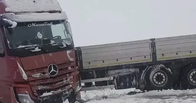 Sivas ta TIR ve 3 otomobilin karıştığı zincirleme trafik kazasında araçlarda hasar oluştu VİDEO İZLE