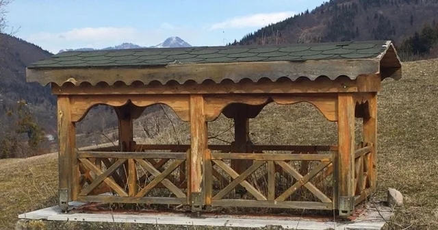 Babası için yaptığı çardak görünümlü mezarın aynısından vasiyet etti Artvin Haberleri