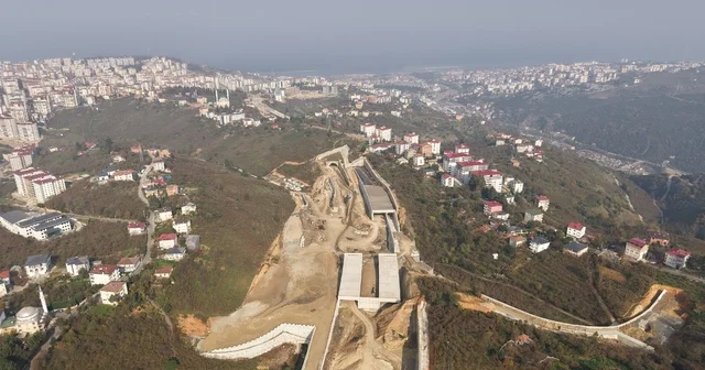 Tamamlandığında Trabzon trafiği nefes alacak 28 kilometre uzunluğundaki Kanuni Bulvarı inşaatında çalışmalar sürüyor Kanuni Yolu nun Trabzon Erzurum karayoluna bağlanacak olan kısmıyla ilgili çalışmalar son şeklini almaya başladı Trabzon Haberleri