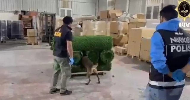 Binlerce uyuşturucu hapı yapay çimin içerisine sakladılar Hatay Haberleri