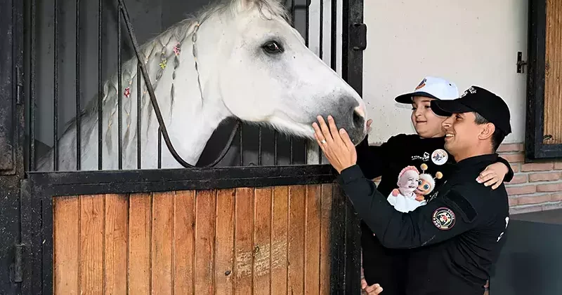 Lösemili çocuklar atları sevip, polislerle birlikte havaya balon bıraktı