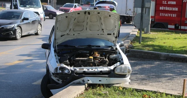 Direksiyon hakimiyeti kaybolan ehliyetsiz sürücü refüje çarptı Aydın Haberleri