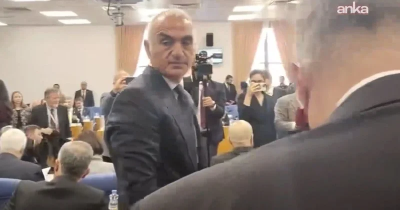 Meclis te Bakan Ersoy a şok Kartalkaya protestosu! Sıkmam bu adamın elini