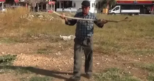 Mersin de Ali Dayıcık ın yer altındaki suyun yerini bulma yöntemi viral oldu VİDEO İZLE