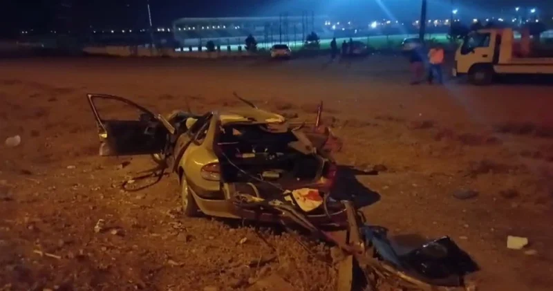 Otomobil emniyet şeridindeki tıra çarptı: 2 çocuk yaşamını yitirdi