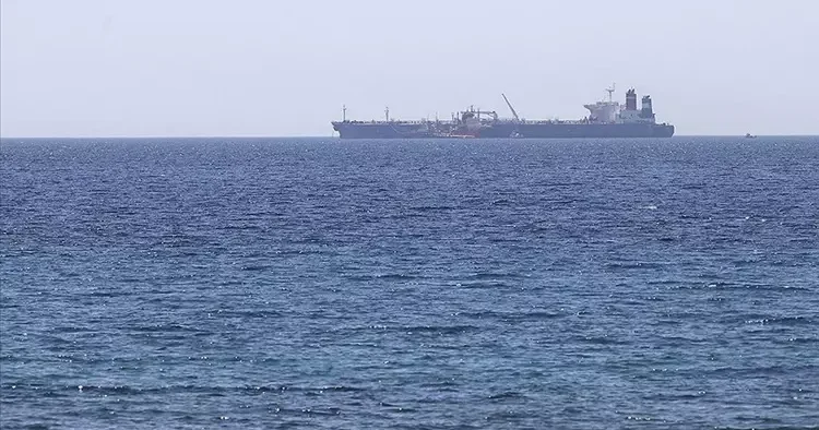 Hürmüz Boğazı nda hareketlilik! İran petrol tankerine el koydu