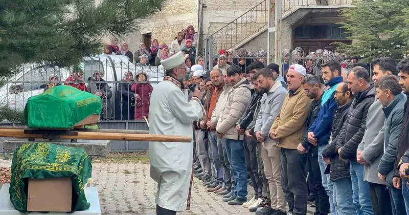 Anne ve kızları gözyaşlarıyla son yolculuğuna uğurlandı