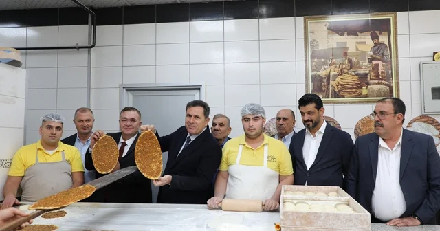 Antep lahmacunu tescilli tarifiyle pişirildi Gaziantep Haberleri