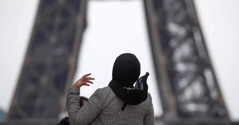 Fransız vekilden başörtüsü açıklaması: Müslümanlara olumsuz mesaj veriyor