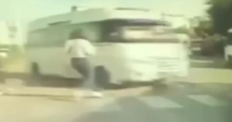Karşı şeride geçen minibüsün altında kalmaktan son anda kurtuldu