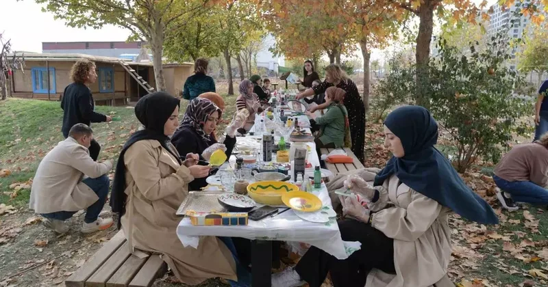 Kadınlar atölyede atıkları dönüştürüyor