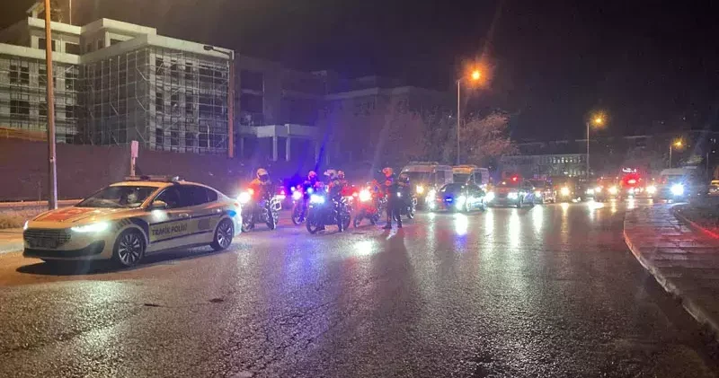 Şehit askerlerin cenazeleri, tören alanına götürüldü